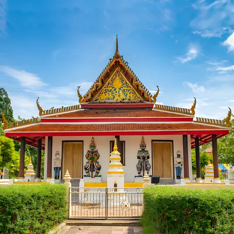 ผลงานวิสุทธิ์ วูด: วัดพัฒนาราม — เสาโบสถ์ไม้กลึงกลมรอบโบสถ์